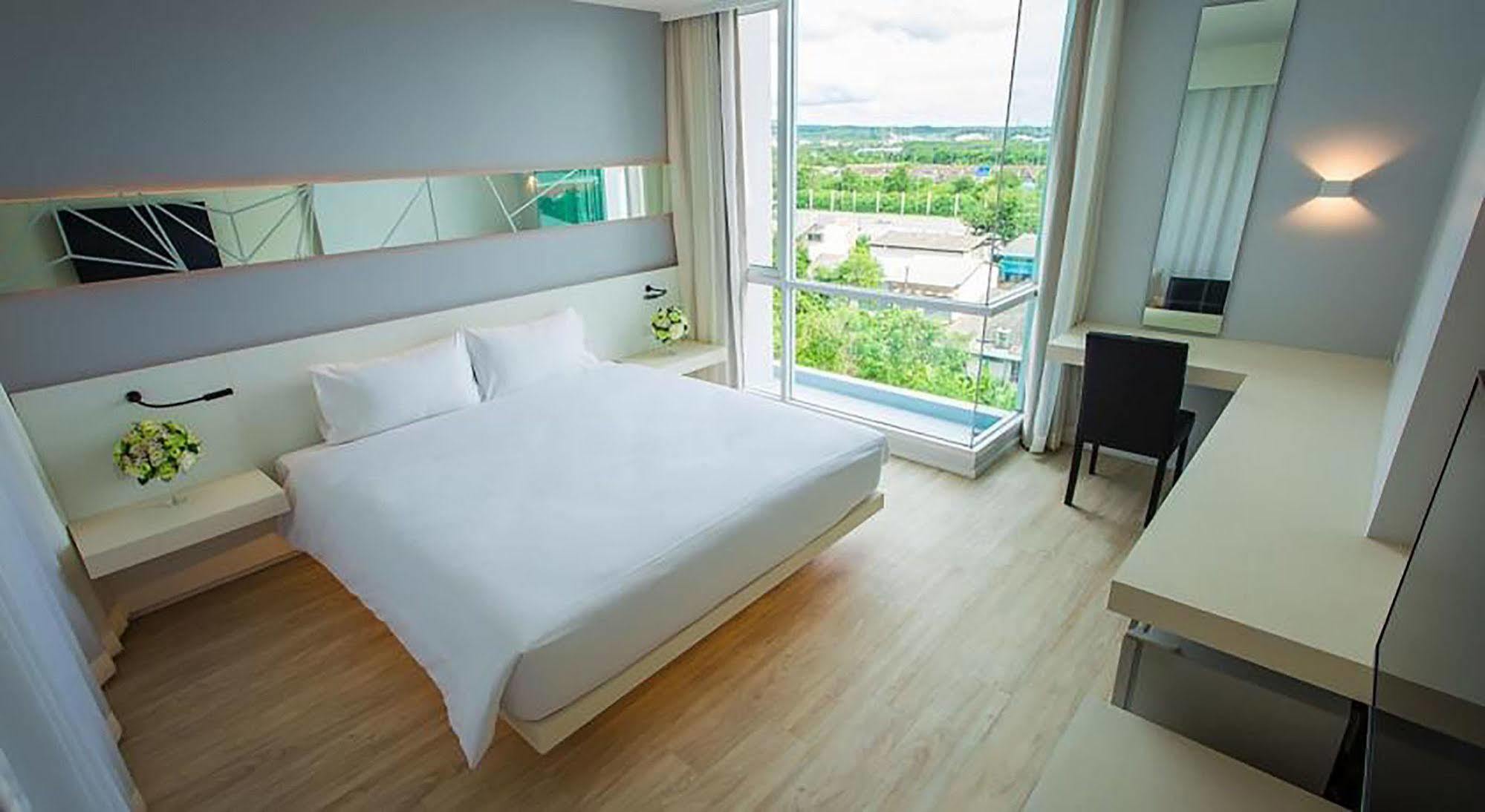Crystal Hotel Hat Yai Buitenkant foto